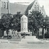 Brinckman-Brunnen auf dem Schröderplatz in Rostock (1914) von Paul Wallat (Archiv: Berth Brinkmann)