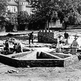 Umsetzung des Rostocker Brinckman-Brunnens auf den Vögenteichplatz 1935 (Foto: Archiv Amt für Stadtgrün der Hansestadt Rostock)