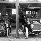 Links: Peugeot Typ 48, Baujahr 1902 ff., rechts: Mercedes Simplex, Baujahr 1905 ff.
Personen vlnr: Paul Dethloff Moennich, Margarethe Moennich, Prof. Dr. Paul Moennich, Frida Moennich geb. von Schrader. Foto 1911/12
