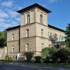 Der auf dem Grundstck zurckgesetzte zweigeschossige Bau mit einem ein Geschoss hheren Turm ist nach dem Vorbild italienischer Turmvillen errichtet worden (Foto 2009: Hans-Heinrich Schimler)