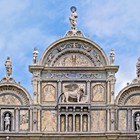 Der obere Teil der Fassade (https://de.wikipedia.org/wiki/Scuola_Grande_di_San_Marco)